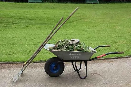 wheelbarrow grass - How to Remove Grass with A Shovel