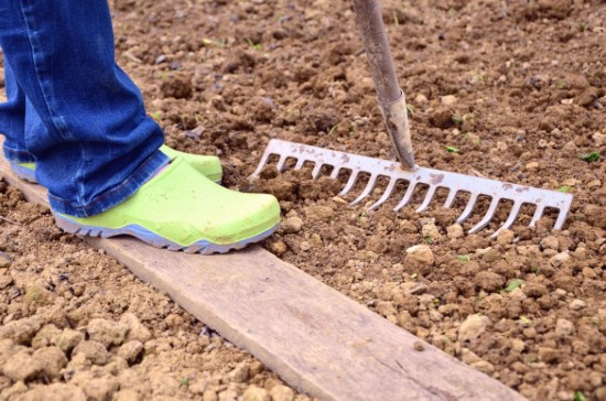 A Complete Guide On How To Use A Landscape Rake