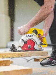 A man using a circular saw—how to tighten circular saw blade