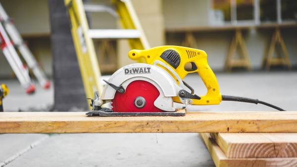 Corded circular saw—corded vs. cordless circular saw