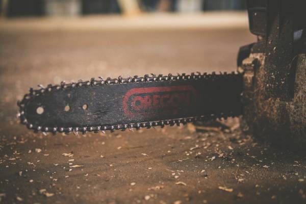 A photo of a chainsaw—when to replace chainsaw bar