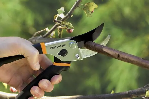 Fiskars Bypass Pruning Shears 5 8 Garden Clippers