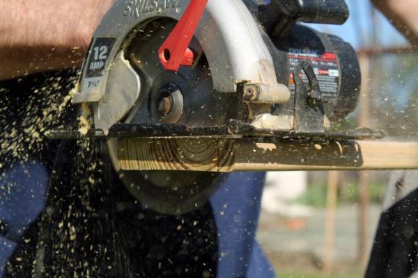 A person using circular saw—corded vs. cordless circular saw